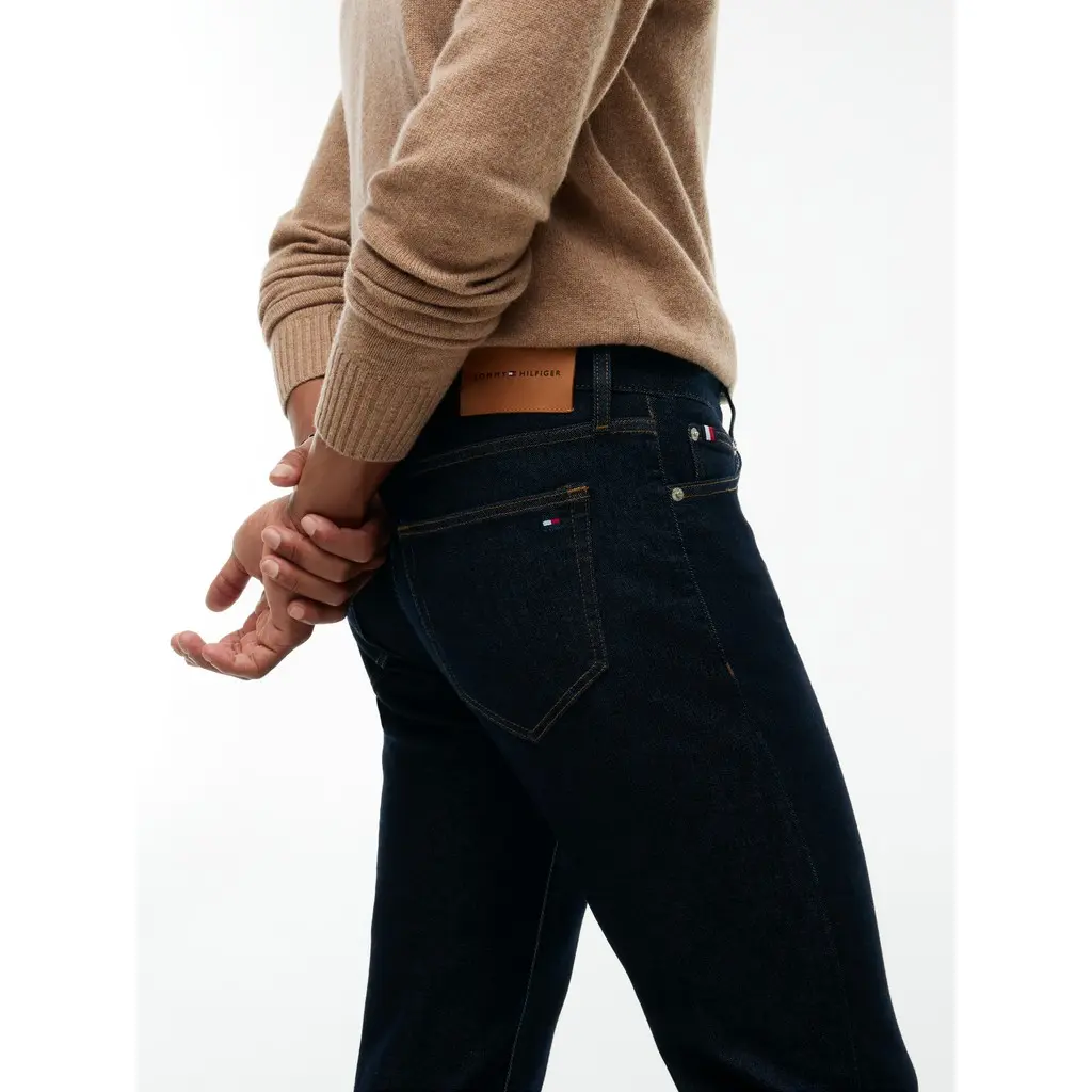 Tommy-Hilfiger-miesten-tummansiniset-tasavariset-farkut-ruskealla-tikkauksella