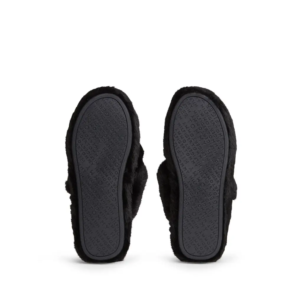 Tommy-Hilfiger-mustat-pehmeat-keinokarvaiset-aamutossut-naisille
