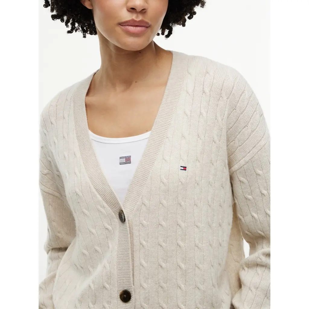 Tommy-Hilfiger-naisten-beige-lettineulottu-nappineuletakki-v-paantiella