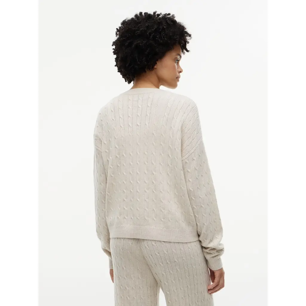 Tommy-Hilfiger-naisten-beige-lettineulottu-nappineuletakki-v-paantiella