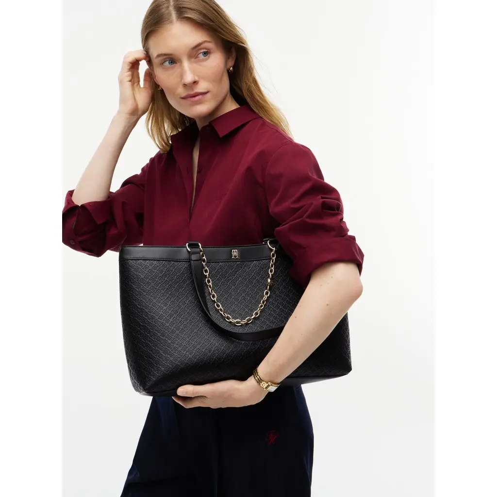 Tommy-Hilfiger-naisten-musta-kohokuvoitu-iso-vetoketjullinen-keinonahkalaukku