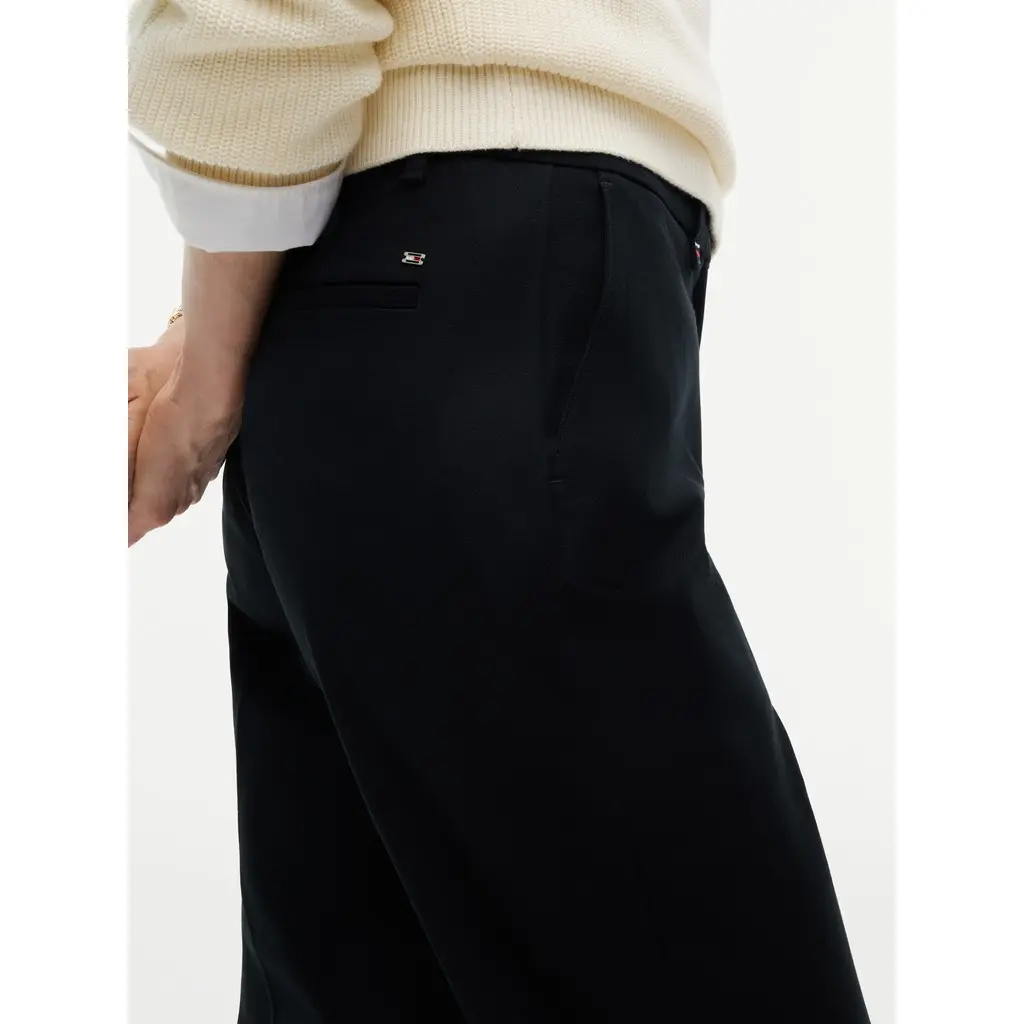Tommy-Hilfiger-naisten-mustat-suoralahkeiset-chinot-puuvillasta