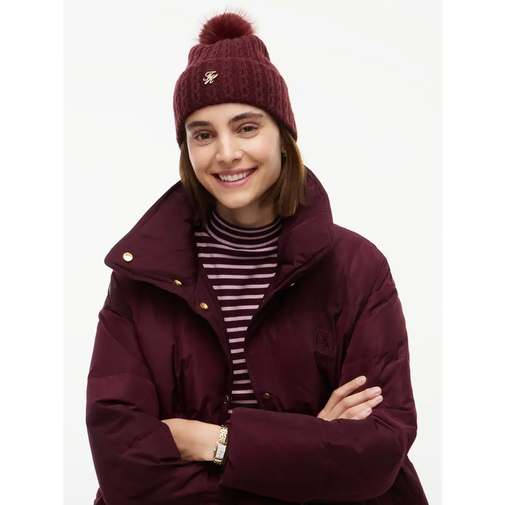Tommy-Hilfiger-naisten-viininpunainen-lettineulottu-tupsupipo