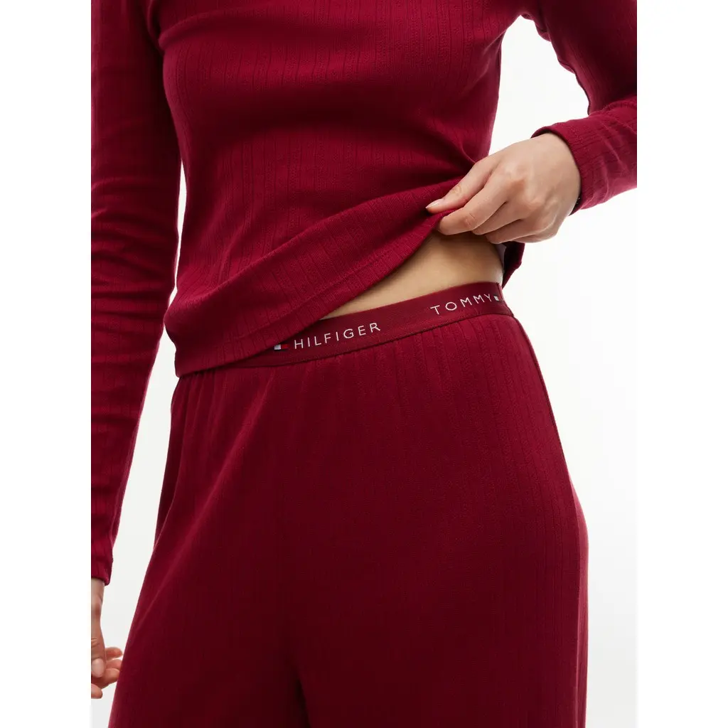 Tommy-Hilfiger-naisten-viininpunainen-pyjamasetti-lisaksi-scrunchie