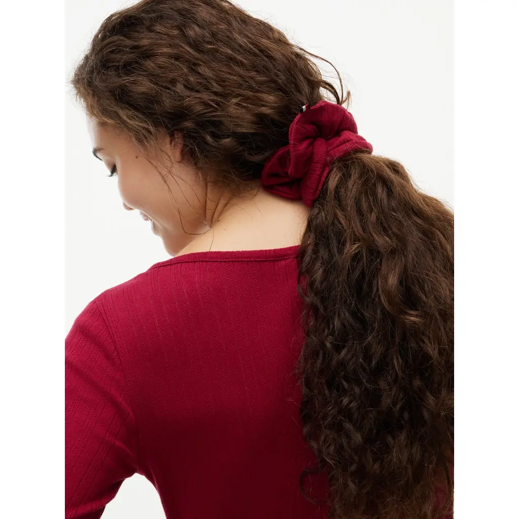 Tommy-Hilfiger-naisten-viininpunainen-pyjamasetti-lisaksi-scrunchie