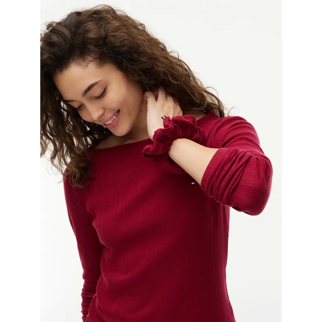 Tommy-Hilfiger-naisten-viininpunainen-pyjamasetti-lisaksi-scrunchie