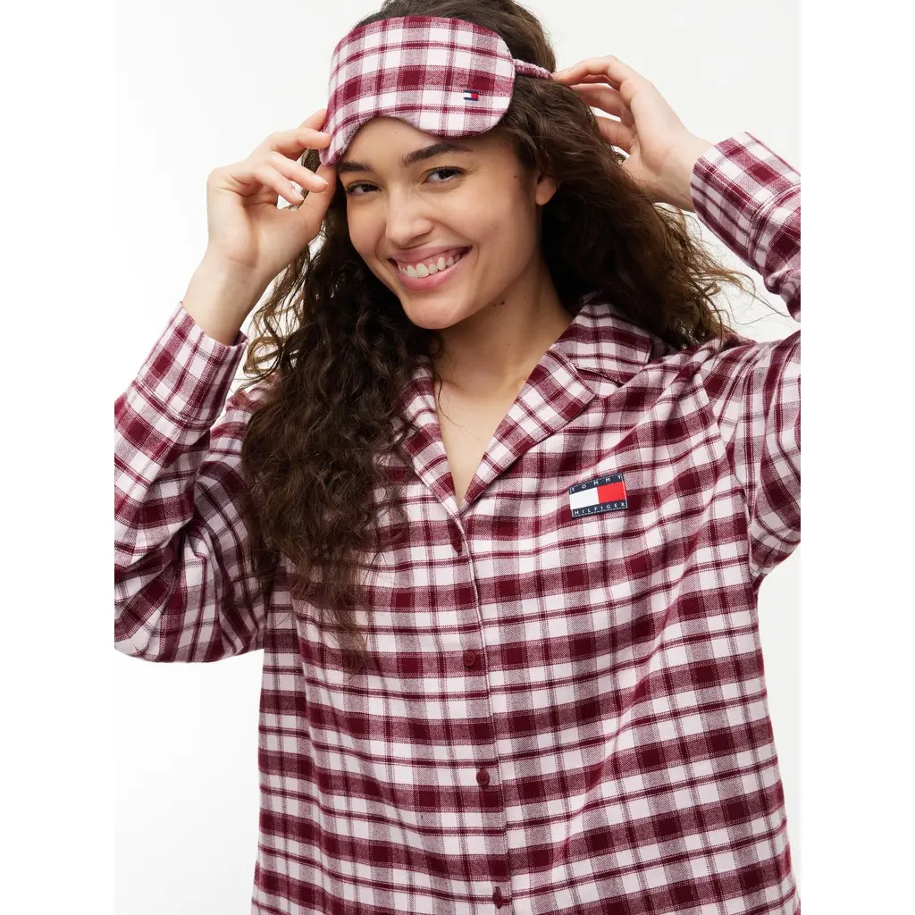 Tommy-Hilfiger-nasiten-viininpunainen-ruudullinen-shortsipyjamasetti-unimaskilla