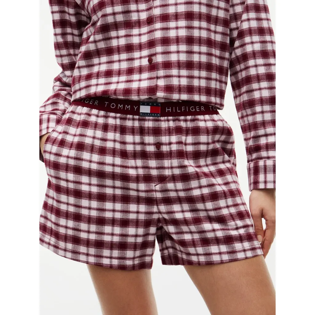Tommy-Hilfiger-nasiten-viininpunainen-ruudullinen-shortsipyjamasetti-unimaskilla