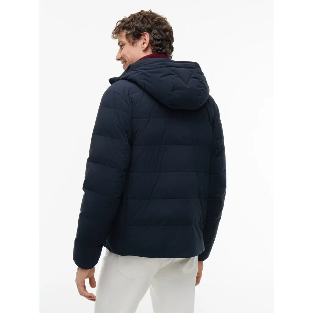 Tommy-Hilfiger-tummansininen-toppatakki-vetoketjukiinnityksella-ja-kiintealla-hupulla
