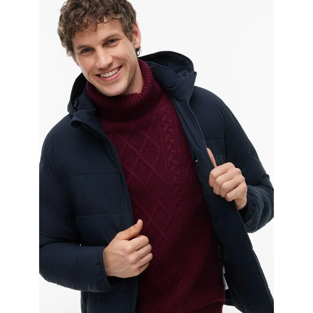 Tommy-Hilfiger-tummansininen-toppatakki-vetoketjukiinnityksella-ja-kiintealla-hupulla