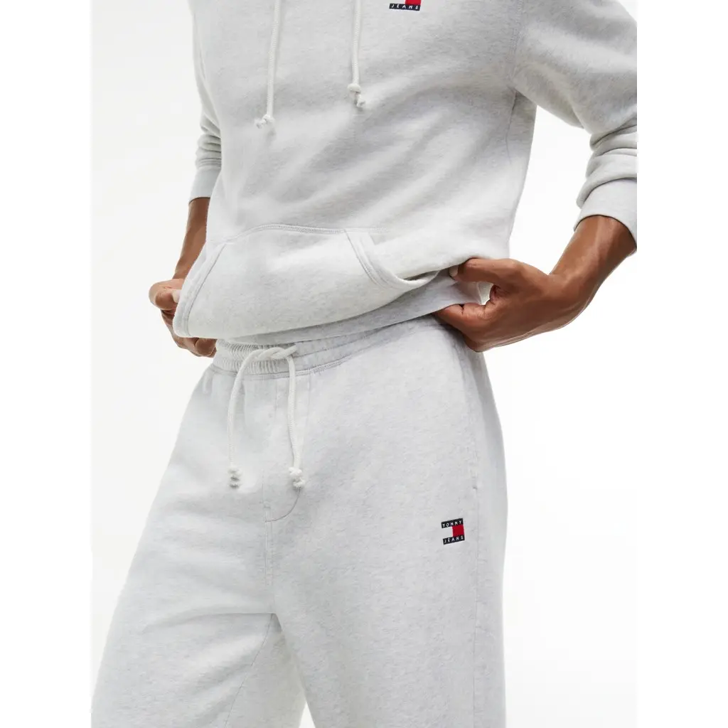 Tommy-Jeans-miesten-suoralahkseiset-rennot-vaaleanharmaat-collegehousut