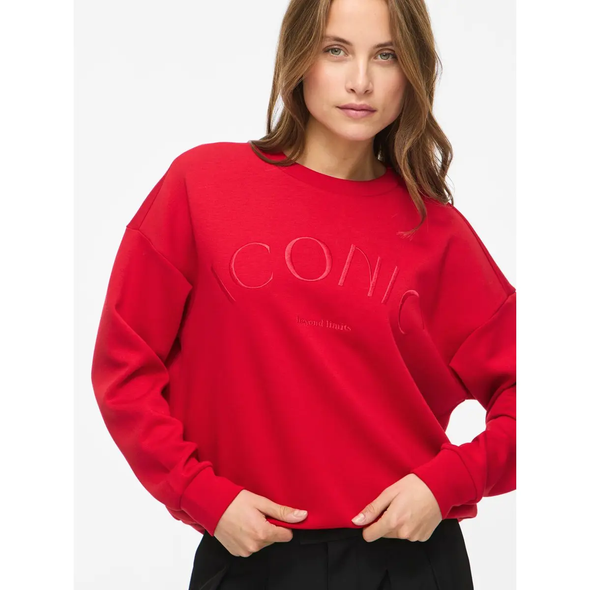 Vila-punainen-rento-collegepaita-iconic-tekstilla-